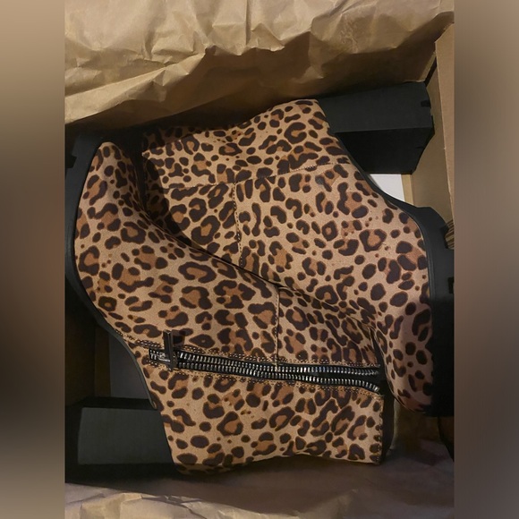 Leopard print suede ankle boots with zipper closure - Picture 5 of 6